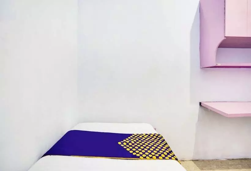 ホテル Spot On 91626 Rr Kost Putri Syariah