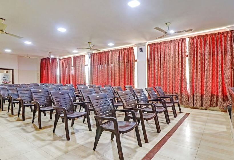 Szálloda Treebo Trend Green Palm Resorts