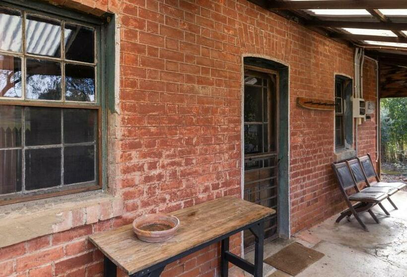 On Golden Point   Stone Cottage In Chewton