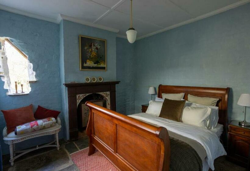 On Golden Point   Stone Cottage In Chewton