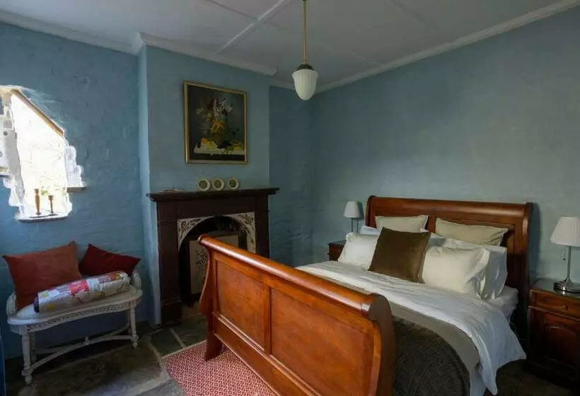 On Golden Point   Stone Cottage In Chewton