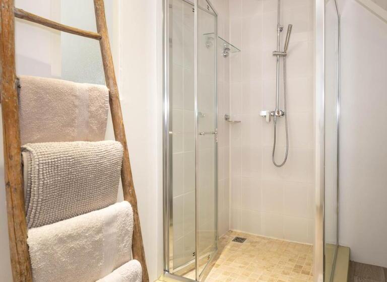 민박 12 On Tindall