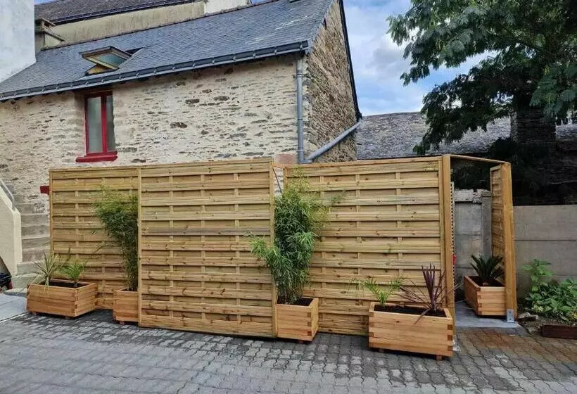 Gîte Maisonnette  Et à Côté Coule Une Rivière