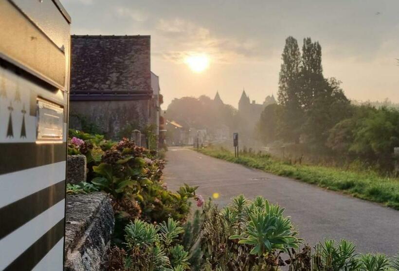 Gîte Maisonnette Et à Côté Coule Une Rivière