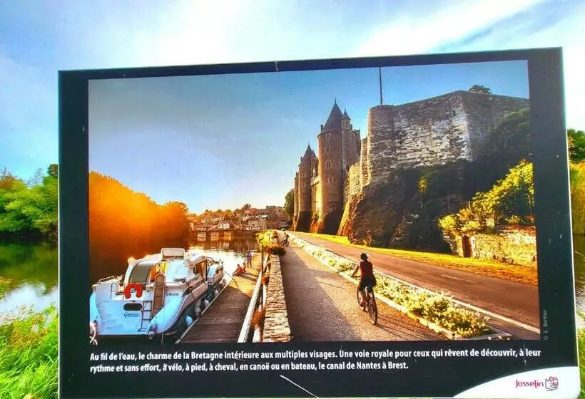 Gîte Maisonnette  Et à Côté Coule Une Rivière