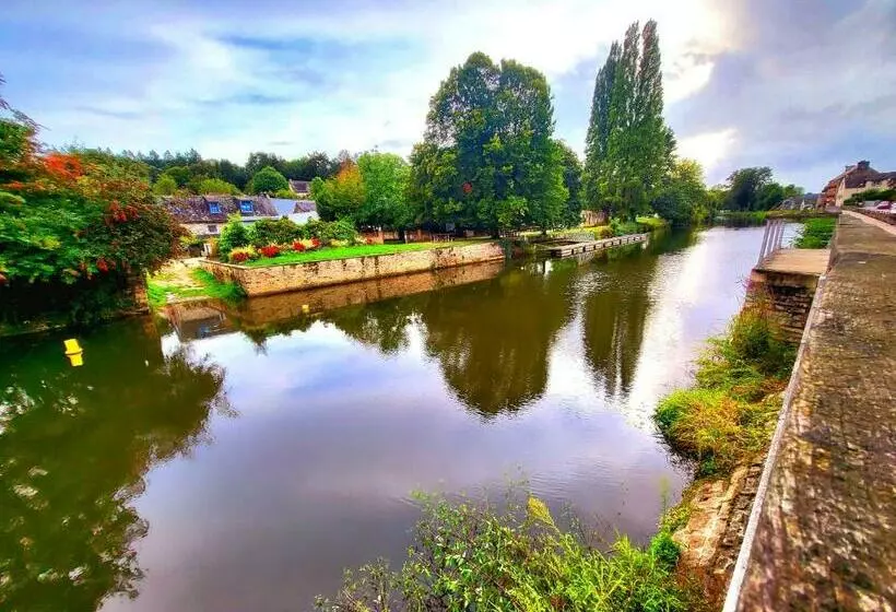 Gîte Maisonnette  Et à Côté Coule Une Rivière