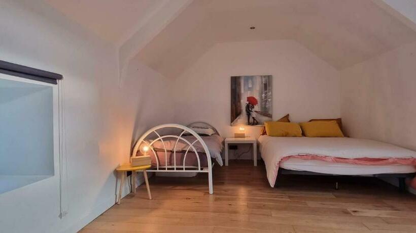 Gîte Maisonnette Et à Côté Coule Une Rivière