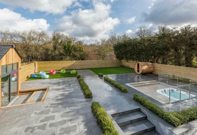 Love Island Style Mansion, Hot Tub, Sauna, Games Room, Themed Rooms, Bar, Sleeps 24