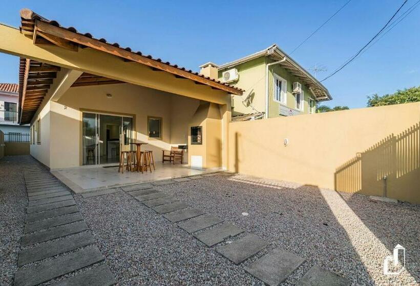 Casa Térrea Com 02 Dormitórios Para Até 06 Pessoas