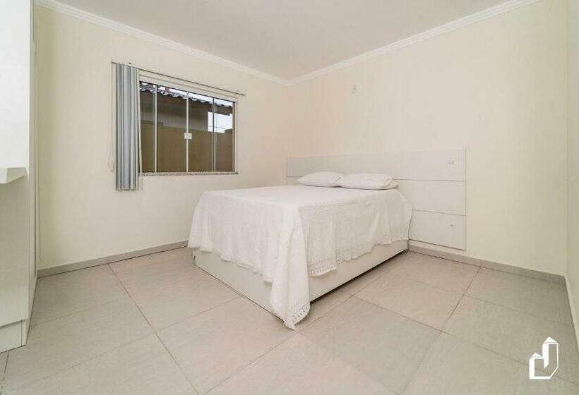 Casa Térrea Com 02 Dormitórios Para Até 06 Pessoas