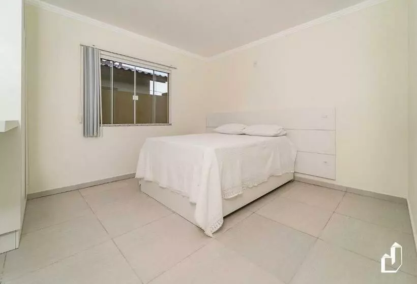Casa Térrea Com 02 Dormitórios Para Até 06 Pessoas
