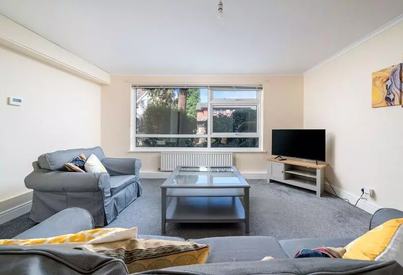Redhill Surrey 2 Bedroom Pet Friendly Apartment By Sublime Stays