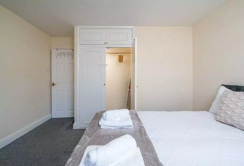 Redhill Surrey 2 Bedroom Pet Friendly Apartment By Sublime Stays