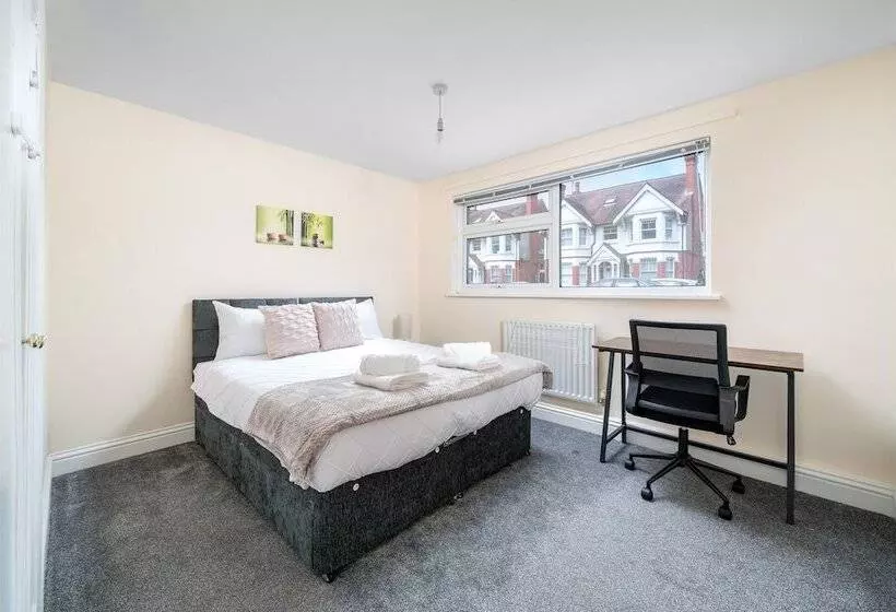 Redhill Surrey 2 Bedroom Pet Friendly Apartment By Sublime Stays