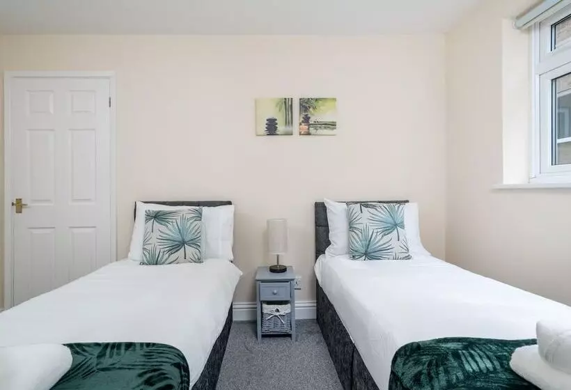 Redhill Surrey 2 Bedroom Pet Friendly Apartment By Sublime Stays