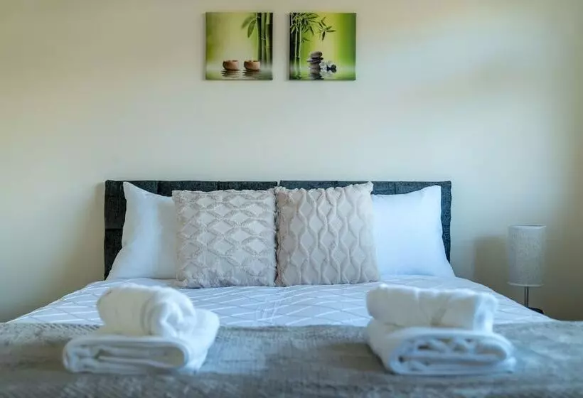 Redhill Surrey 2 Bedroom Pet Friendly Apartment By Sublime Stays