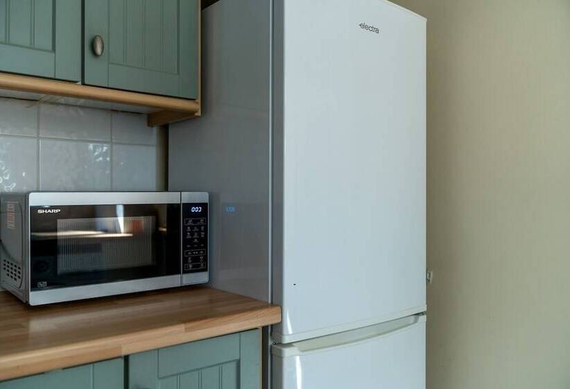 Redhill Surrey 2 Bedroom Pet Friendly Apartment By Sublime Stays