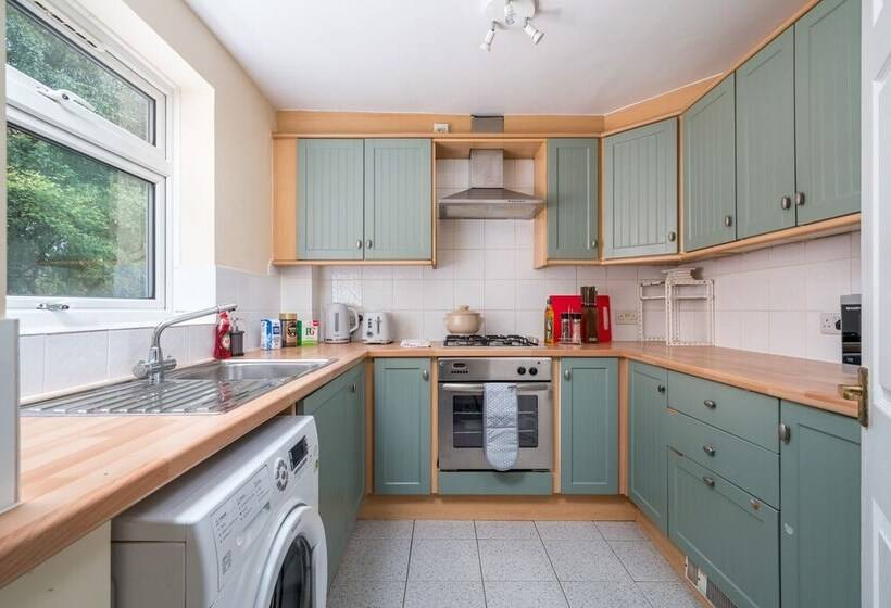 Redhill Surrey 2 Bedroom Pet Friendly Apartment By Sublime Stays