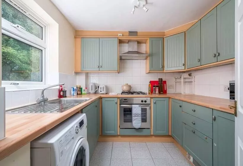 Redhill Surrey 2 Bedroom Pet Friendly Apartment By Sublime Stays