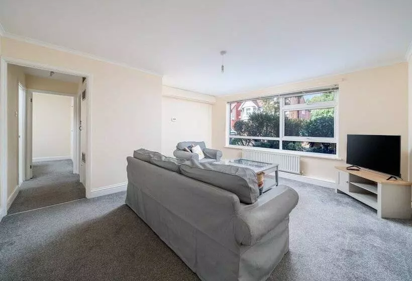 Redhill Surrey 2 Bedroom Pet Friendly Apartment By Sublime Stays