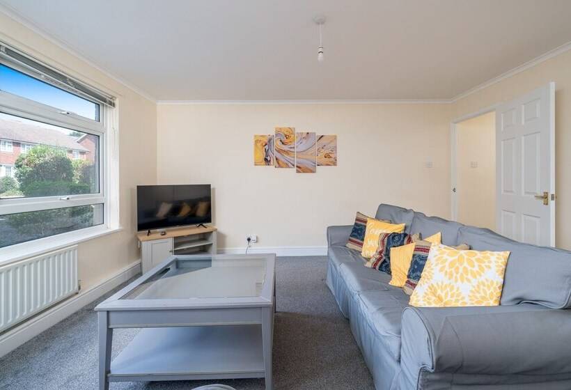 Redhill Surrey 2 Bedroom Pet Friendly Apartment By Sublime Stays