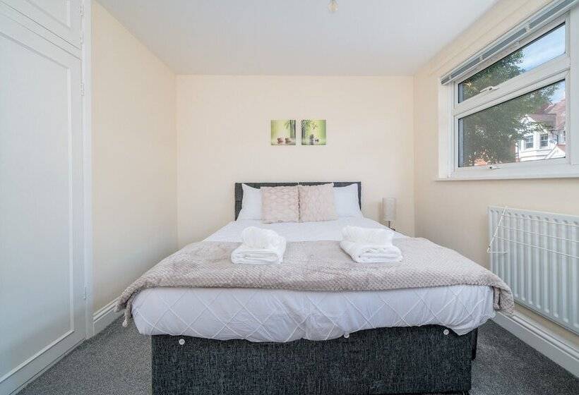 Redhill Surrey 2 Bedroom Pet Friendly Apartment By Sublime Stays