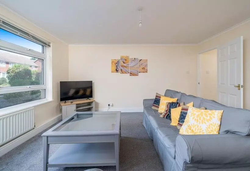 Redhill Surrey 2 Bedroom Pet Friendly Apartment By Sublime Stays
