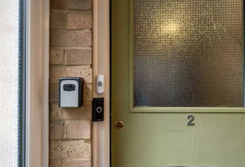 Redhill Surrey 2 Bedroom Pet Friendly Apartment By Sublime Stays