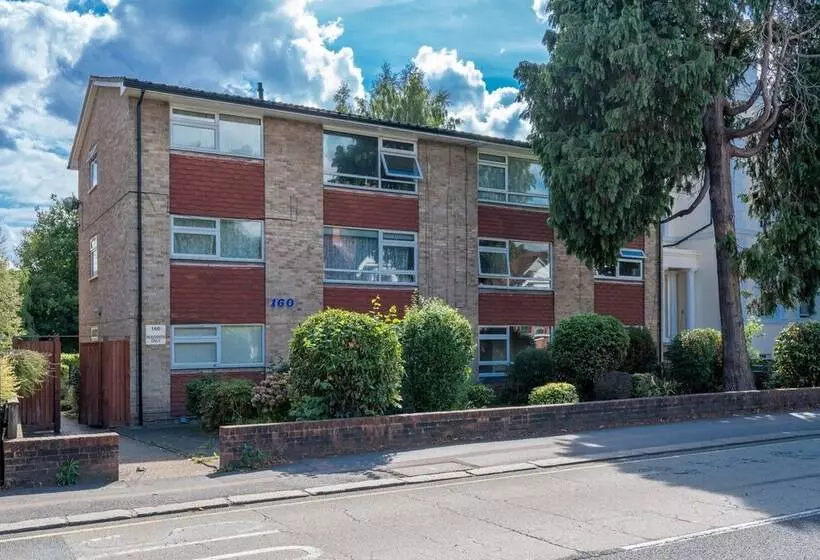 Redhill Surrey 2 Bedroom Pet Friendly Apartment By Sublime Stays