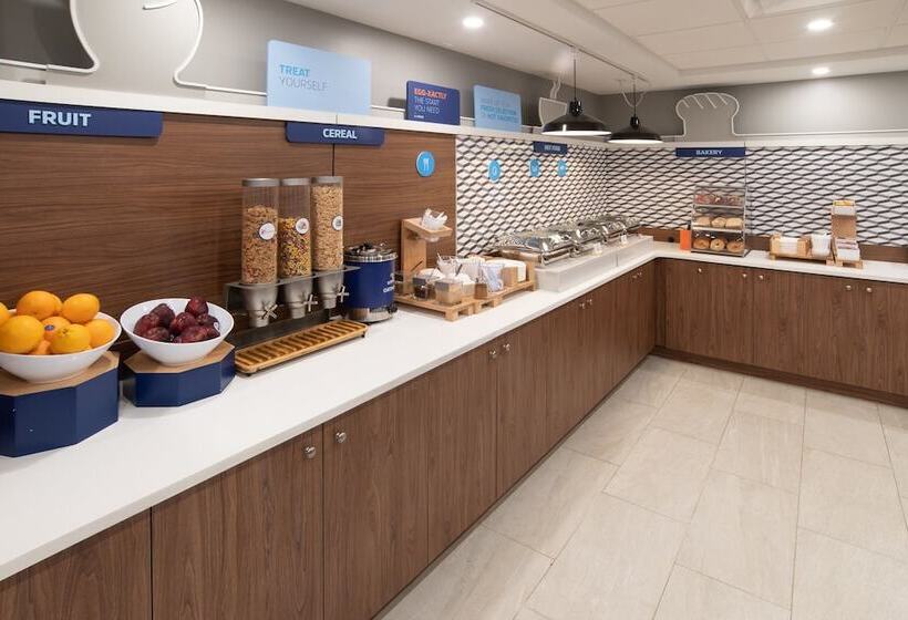 هتل Holiday Inn Express & Suites   Moose Jaw, An Ihg