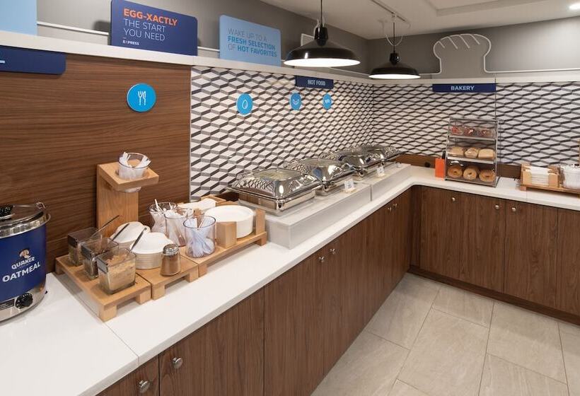 هتل Holiday Inn Express & Suites   Moose Jaw, An Ihg