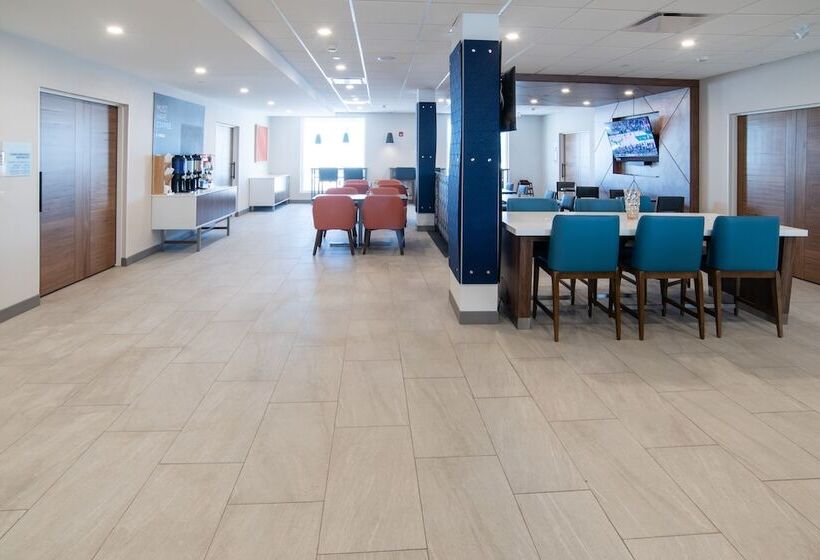 هتل Holiday Inn Express & Suites   Moose Jaw, An Ihg