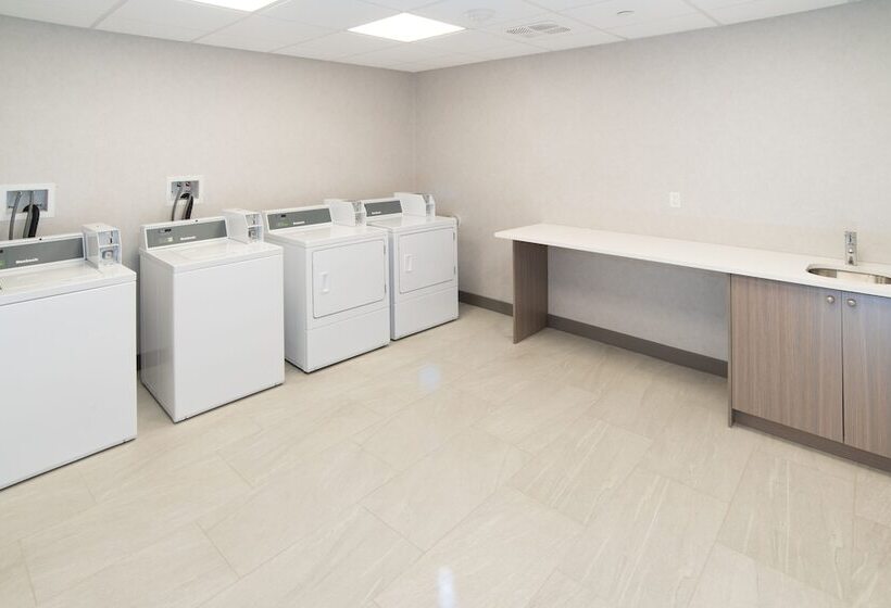 هتل Holiday Inn Express & Suites   Moose Jaw, An Ihg