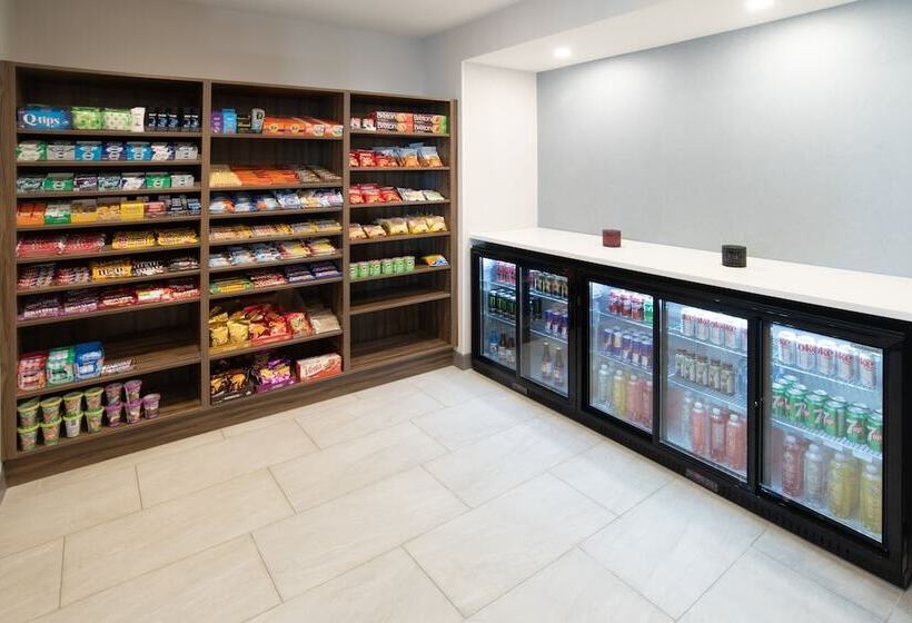 هتل Holiday Inn Express & Suites   Moose Jaw, An Ihg