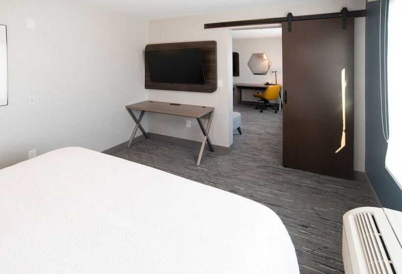 هتل Holiday Inn Express & Suites   Moose Jaw, An Ihg