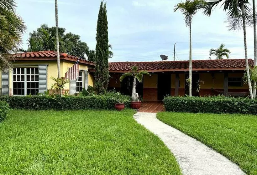 پانسیون Adorable 2 Bedroom House With Free Parking