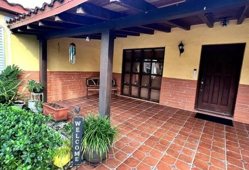 پانسیون Adorable 2 Bedroom House With Free Parking