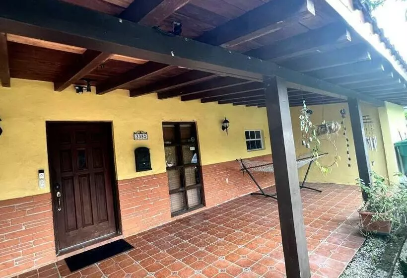 پانسیون Adorable 2 Bedroom House With Free Parking