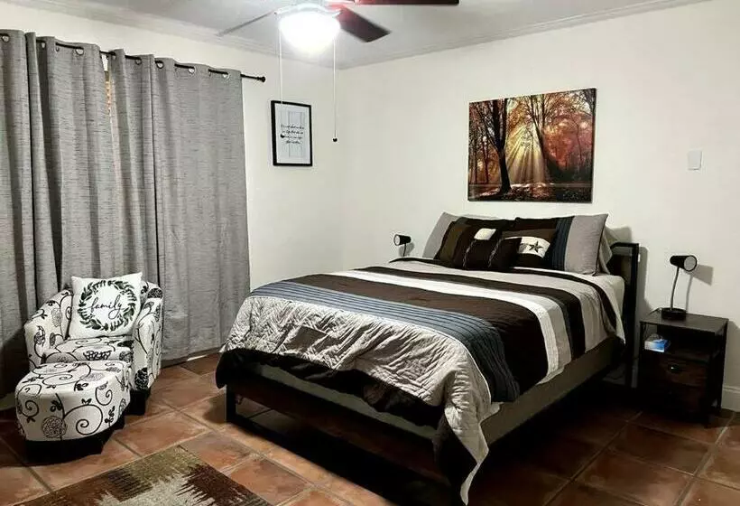 پانسیون Adorable 2 Bedroom House With Free Parking