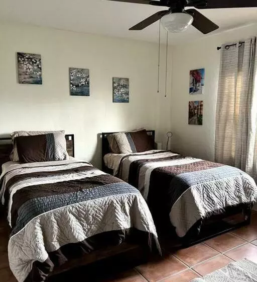 پانسیون Adorable 2 Bedroom House With Free Parking