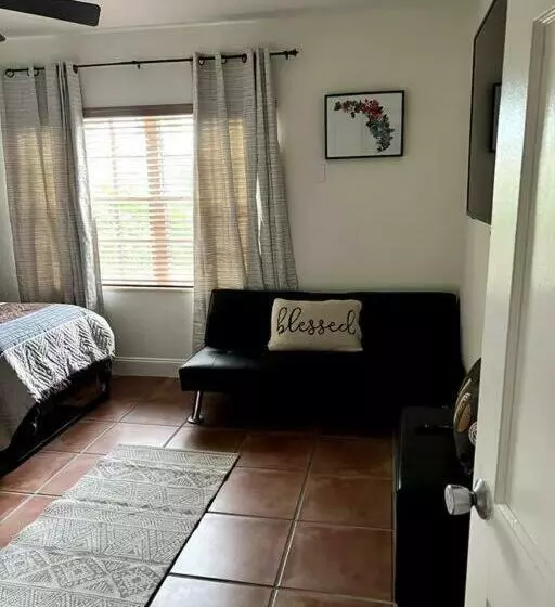 پانسیون Adorable 2 Bedroom House With Free Parking