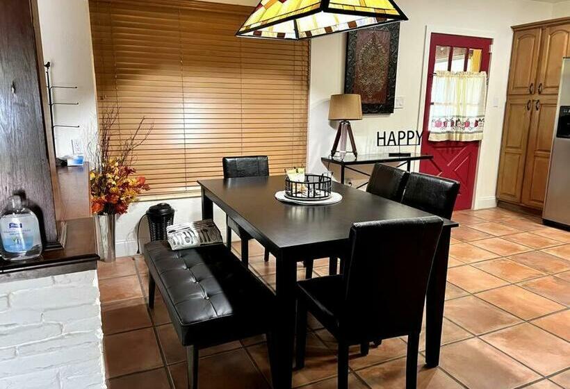 بنسيون Adorable 2 Bedroom House With Free Parking