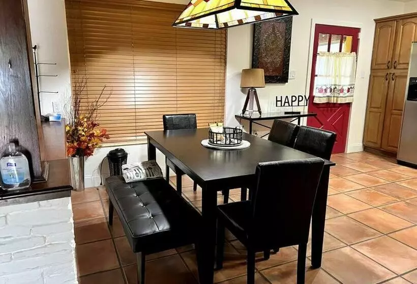 پانسیون Adorable 2 Bedroom House With Free Parking