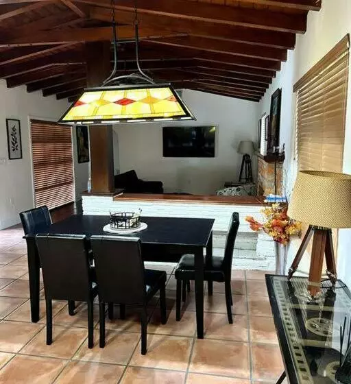 پانسیون Adorable 2 Bedroom House With Free Parking