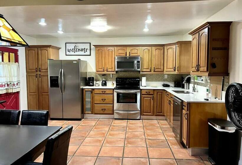 بنسيون Adorable 2 Bedroom House With Free Parking