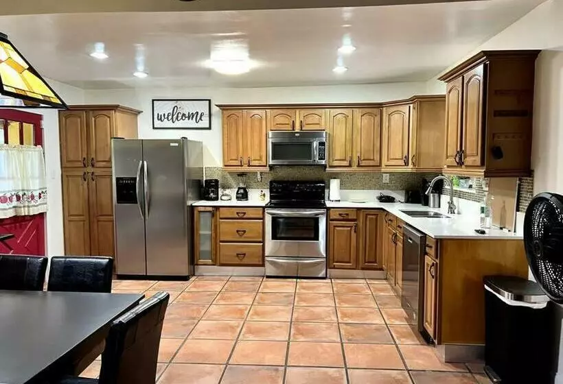 پانسیون Adorable 2 Bedroom House With Free Parking