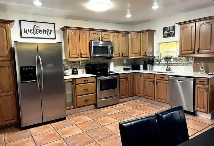 پانسیون Adorable 2 Bedroom House With Free Parking