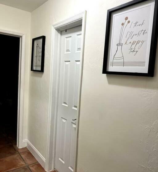 بنسيون Adorable 2 Bedroom House With Free Parking