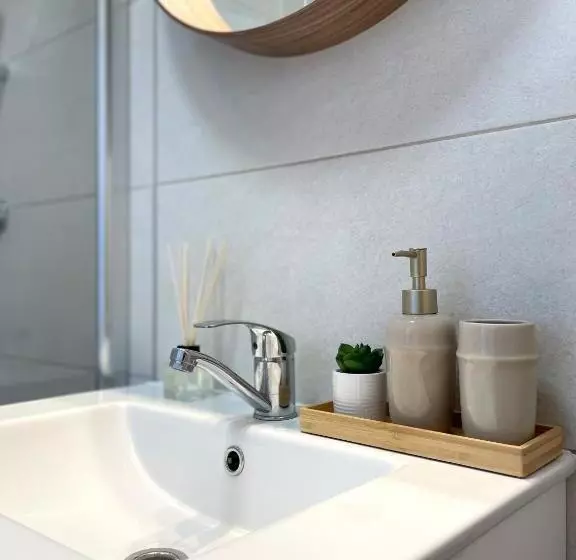 The Palm 1 Apartment   Family Friendly, Free Parking, Central, Self Check In