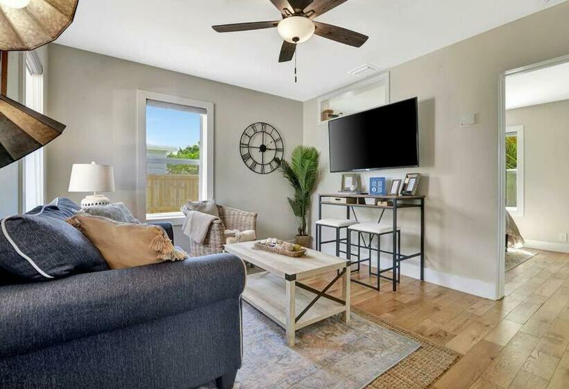 Stylish Luxury Home Near The Beach & Downtown